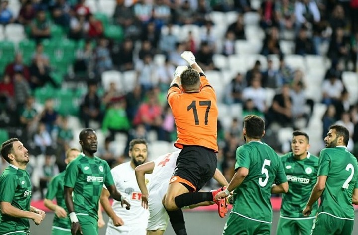 To je babrák! Brankár dostal červenú v trinástej sekunde